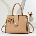 Detalle de bolso tote color camel con herrajes dorados y colgante de perlas - Caqui Claro