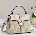 Détail de la texture tissée à chevrons et fermoir rotatif argenté du sac à bandoulière - Khaki