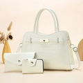Ensemble de trois sacs à main beiges motif crocodile avec cabas, pochette et portefeuille - Blanc