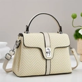 Détail du sac à main tissé crème avec fermoir rotatif argenté et bandoulière amovible - Blanc Cassé