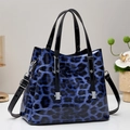 Sac à main léopard bleu électrique en cuir verni brillant avec finitions argentées - Bleu
