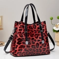 Sac à main tendance à motif léopard rouge et noir en similicuir verni brillant - Bordeaux