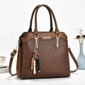 Borsa Boston in pelle intrecciata marrone con ciondolo a stella e tracolla regolabile - Giallo Terra