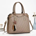Elegante borsa a mano capiente in trama intrecciata marrone con tracolla regolabile - Cachi Scuro