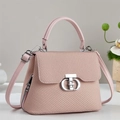 Elegante hellrosa Umhängetasche mit gewebter Textur und CD-Logo auf grauem Grund - Rosa