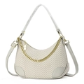 Borsa hobo beige con finiture in pelle e catena dorata esposta su sfondo bianco - Grigio