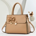 Bolso de mano amplio en cuero camello con lazo decorativo y elegante colgante de perla - Caqui Claro