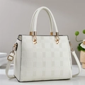 Elegante borsa tote bianco crema in similpelle con finiture dorate e tracolla - Bianco Sporco