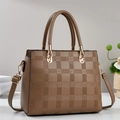 Borsa tote in pelle marrone con motivo geometrico a sbalzo e manici dorati - Cachi