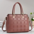 Elegante borsa a mano rosa cipria con trama a quadri e accessori in metallo dorato - Rosa
