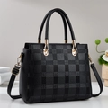 Détail du sac cabas en cuir noir à motif damier avec finitions métalliques dorées - Noir