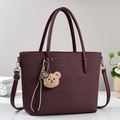 Borsa tote bordeaux in tela intrecciata con cinturini in pelle e ciondolo orsetto decorativo - Borgogna