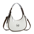 Dettaglio della borsa hobo bianca intrecciata con finiture marroni ed emblema in metallo - Bianco