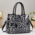 Borsa a mano leopardata alla moda con finitura lucida, fibbia a V e ciondolo a catena - Nero