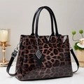 Elegante borsa a mano leopardata in vernice con dettaglio a V e ciondolo in argento - caffè