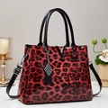 Borsa a mano classica con stampa leopardata rossa, finitura lucida e fibbia a V in argento - Rosso