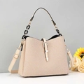 Elegante beige gewebte Handtasche mit Goldketten-Griff und passendem verstellbarem Riemen - Weiß