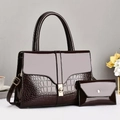 Dunkelbraunes Lackleder-Handtaschen-Set mit Krokoprägung und goldener Hardware - Handtasche und Beutel / Kaffeebraun