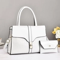 Weiße Tragetasche in Kroko-Optik mit Umschlagtasche und goldenem Schloss im Lifestyle-Stil - Weiß