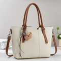Große beige Canvas-Tragetasche mit braunen Kunstledergriffen und Bärenanhänger - Cremeweiß