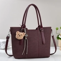 Dunkelrote gewebte Canvas-Tote-Bag mit Ledergriffen und einem Plüschbär-Anhänger - Burgunderrot