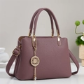 Elegante borsa da donna in pelle malva con ciondolo dorato e tracolla regolabile - Viola