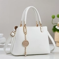 Borsa a mano bianca in pelle martellata con ciondolo dorato e tracolla regolabile - Bianco
