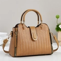 Sac seau élégant en cuir tressé marron camel avec détails dorés sur surface blanche - Kaki