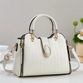 Sac à main élégant blanc crème avec texture en V et détails dorés brillants - Blanc Cassé