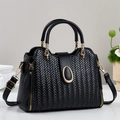Sac seau tissé noir élégant pour femme avec ferrures dorées et bandoulière amovible - Noir