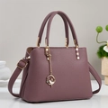 Elegante borsa a mano in pelle malva con manici, ciondolo dorato e tracolla rimovibile - Viola