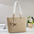 Bolso tote crema elegante con textura tejida, colgante de lazo y perlas decorativas - Caqui
