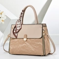 Elegante borsa a tracolla in pelle bicolore con texture a pieghe e dettaglio foulard - Cachi
