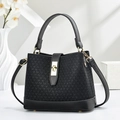 Minimalistische schwarze gewebte Beuteltasche mit elegantem Goldverschluss - Schwarz