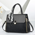 Sac à main noir en cuir PU avec texture plissée, boucles dorées et foulard pied-de-poule - Noir