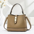 Elegante khakifarbene Eimertasche mit Webstruktur und Goldbeschlägen in modernem Dekor - Dunkelbeige