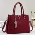 Fashionable burgundy macaron tote bag with textured herringbone embossing and silver V-metal - Red
