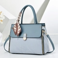 Dettaglio borsa in pelle grigio-blu con foulard in seta pied-de-poule e dettagli dorati - Blu