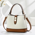 Beige und braune Eimer-Tasche aus Leder mit goldener Hardware und Trageriemen - Cremeweiß