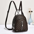 Mini mochila marrón oscuro con estampado clásico de letras y cremalleras metálicas plateadas - café
