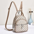 Mochila beige elegante con estampado de letras M y bolsillos dobles frontales con cremallera - Caqui