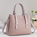 Détail du sac cabas d'hiver rose avec surface texturée et bandoulière réglable - Rose