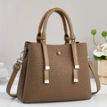 Détail du sac en cuir synthétique marron avec texture en V et boucles en métal argenté - Khaki