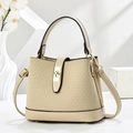 Beige Retro-Eimertasche mit Webstruktur, Goldverschluss und verstellbarem Gurt - Hellbeige
