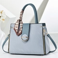 Elegante borsa blu polvere con motivo a pietra, dettagli dorati e sciarpa chic - Blu