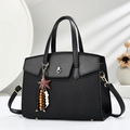 Elegante bolso de mano tejido negro con hebilla de corazón y colgante de estrella a 45 grados - Negro