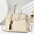 Elegante bolso de mano beige con patrones tejidos y un colgante de estrella - Caqui