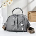 Borsa a tracolla grigia con rivetti e tracolla a motivi geometrici in stile moderno - Grigio