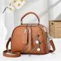 Elegante borsa a mano marrone in pelle con borchie e doppia chiusura a zip - Giallo Terra
