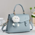 Sommerliche stilvolle Handtasche in Nebelblau mit Litschistruktur und Plüschanhänger - Blau